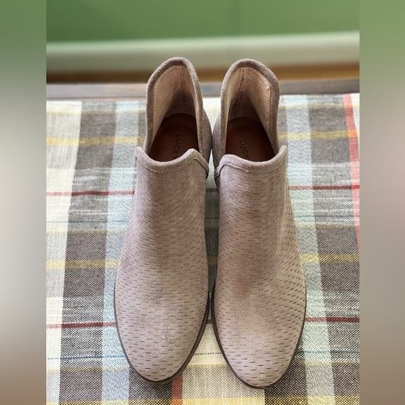 Lucky Brand Textured Taupe Ankle Booties - Picture 5 of 9